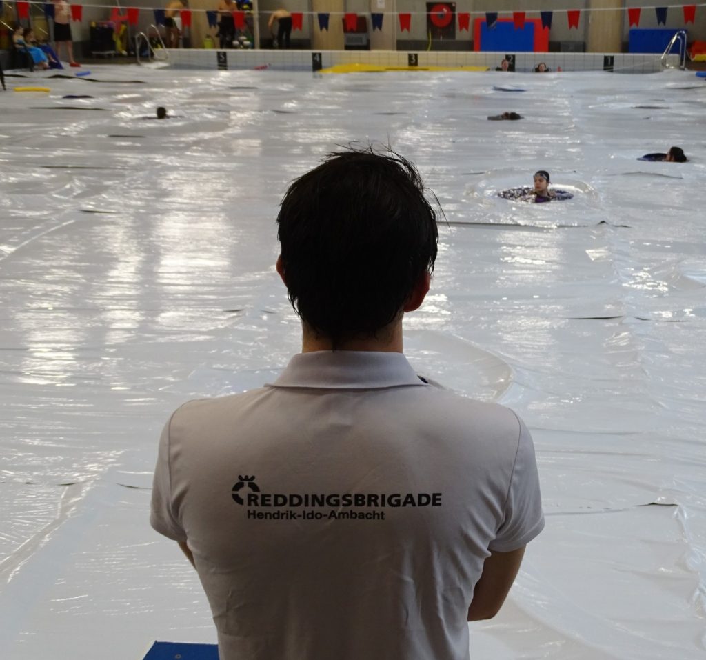 Toezicht tijdens het wakzwemmen, georganiseerd door Reddingsbrigade Hendrik-Ido-Ambacht