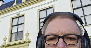 Alfred Kooijman van RTV Albrandswaard bij het Kasteel van Rhoon