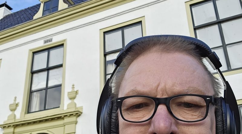 Alfred Kooijman van RTV Albrandswaard bij het Kasteel van Rhoon