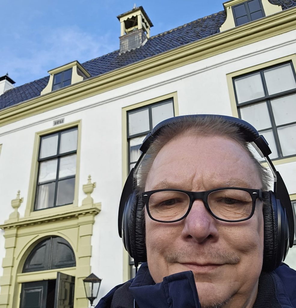 Alfred Kooijman van RTV Albrandswaard bij het Kasteel van Rhoon