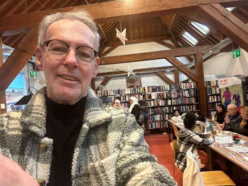 Verslaggever Dick Roelse in De Boekenstal te Poortugaal #verslaggeververmist